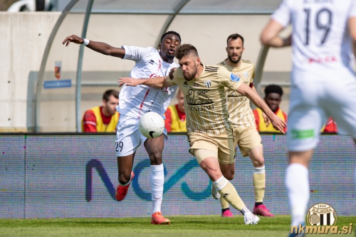 Amadej Maroša v boju z Makoumboujem.
