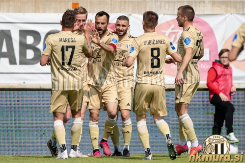 Veselje Murašev po doseženem zadetku. Od leve: Amadej Maroša, Žan Karničnik, Žiga Kous, Nino Kouter, Luka Bobičanec in Tomi Horvat.