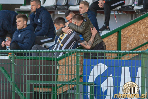 Luka Bobičanec se je po doseženem zadetku veselil s Stanišo Mandićem, ki zaradi rdečega kartona ni smel igrati. Luka Bobičanec se je po doseženem zadetku veselil s Stanišo Mandićem, ki zaradi rdečega kartona ni smel igrati.