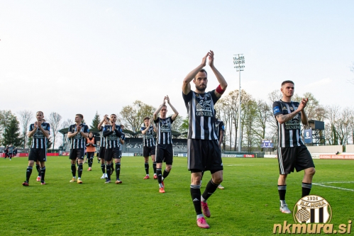 Po koncu tekme so igralci pozdravili Black Gringose, ki so navijali za južno tribuno. Po koncu tekme so igralci pozdravili Black Gringose, ki so navijali za južno tribuno.