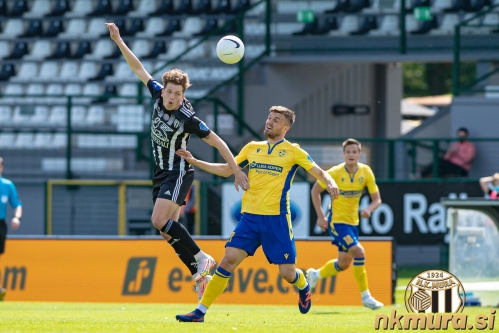 Kai Cipot v skoku. Ovira ga Žan Žužek. Kai Cipot v skoku. Ovira ga Žan Žužek.