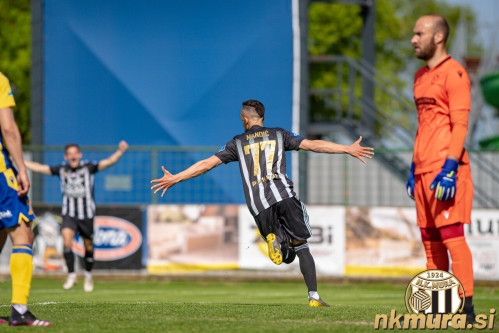 Staniša Mandić se veseli svojega drugega zadetka v dresu Mure. Staniša Mandić se veseli svojega drugega zadetka v dresu Mure.