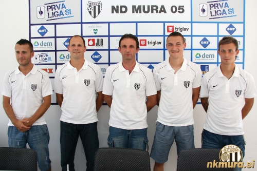 Skupinska fotografija po tiskovni konferenci. Stojijo od leve: Igor Celec (športni direktor), Ante Šimundža (trener, Miroslav Topič (predsednik), Timotej Dodlek, Rajko Rep. Skupinska fotografija po tiskovni konferenci. Stojijo od leve: Igor Celec (športni direktor), Ante Šimundža (trener, Miroslav Topič (predsednik), Timotej Dodlek, Rajko Rep.