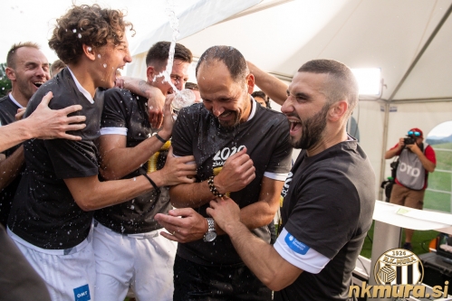 Ante Šimundža v objemu igralcev po pokalnem zmagoslavju 24. junija 2020. Od leve: Matic Maruško, Kai Cipot, Luka Šušnjara, Ante Šimundža in Nino Kouter. Ante Šimundža v objemu igralcev po pokalnem zmagoslavju 24. junija 2020. Od leve: Matic Maruško, Kai Cipot, Luka Šušnjara, Ante Šimundža in Nino Kouter.