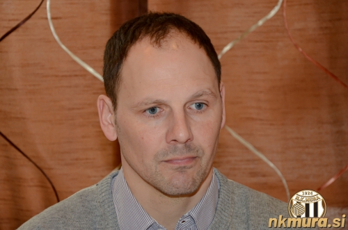Ante Šimundža je 4. februarja 2013 drugič sedel na klop Mure. Fotografija je s tiskovne konference, ki je bila 4. februarja 2013 v hotelu Diana. Ante Šimundža je 4. februarja 2013 drugič sedel na klop Mure. Fotografija je s tiskovne konference, ki je bila 4. februarja 2013 v hotelu Diana.