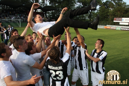Veselje po osvojitvi 3. mesta v sezoni 2011/2012 in priborjeni Evropi. Fotografija je nastala 20. maja 2012 po tekmi Mura : Celje, ki se je končala s 3:0. Veselje po osvojitvi 3. mesta v sezoni 2011/2012 in priborjeni Evropi. Fotografija je nastala 20. maja 2012 po tekmi Mura : Celje, ki se je končala s 3:0.