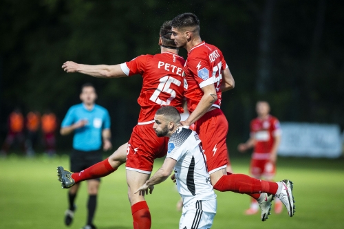 Luka Petek in Emir Azemović zaustavljata Nina Koutra. Luka Petek in Emir Azemović zaustavljata Nina Koutra.