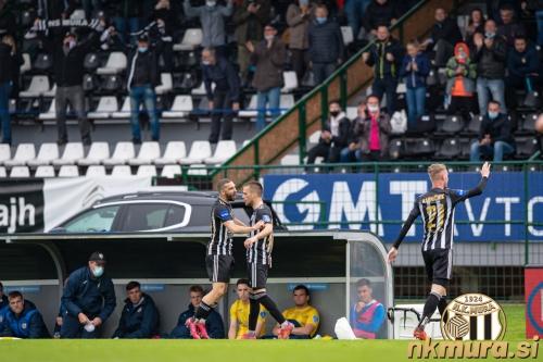Nino Kouter, Tomi Horvat in Žan Karničnik se veselijo ob 3. zadetku Mure.