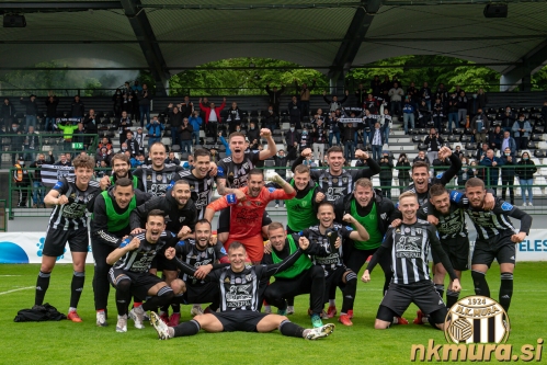 Po koncu tekme pred južno tribuno. Od leve: Kai Cipot, Marko Zalokar, Klemen Pucko, Matic Maruško, Staniša Mandić, Nino Kouter, Jan Gorenc, Žiga Kous, Luka Bobičanec, Matko Obradović, Klemen Šturm, Jure Travner, Kevin Žižek, Tomi Horvat, Mihael Klepač, Marko Brkić, Žan Karničnik, Vito Štrakl, Amadej Maroša in David Đurak.