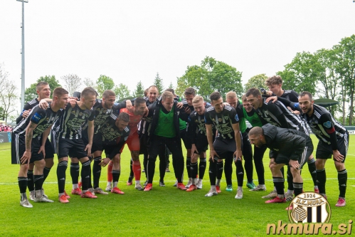 Po koncu tekme pred južno tribuno.