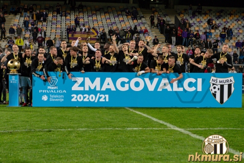 Po koncu tekme so nogometaši prejeli medalji in čakali na podelitev pokala. Po koncu tekme so nogometaši prejeli medalji in čakali na podelitev pokala.