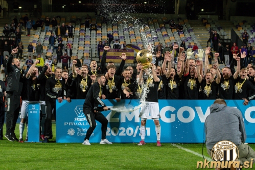 Žiga Kous je visoko dvignil pokal v čast državnim prvakom. S šampanjcem ga poliva Alen Kozar. Žiga Kous je visoko dvignil pokal v čast državnim prvakom. S šampanjcem ga poliva Alen Kozar.