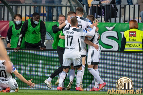 Veselje črno-belih po vodstvu z 0:1. Veselje črno-belih po vodstvu z 0:1.