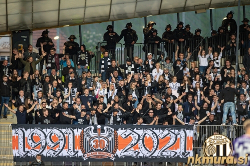 Black Gringosi so napolnili severno tribuno Ljudskega vrta. Black Gringosi so napolnili severno tribuno Ljudskega vrta.