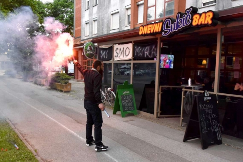 Pred lokali niso manjkale niti bakle.