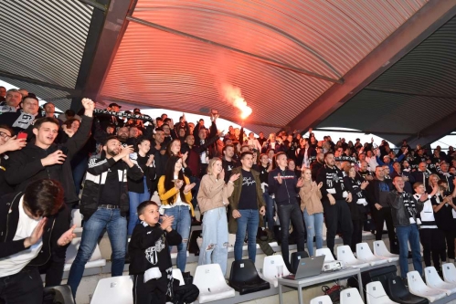 Ogled tekme na južni tribuni stadiona Fazanerija.