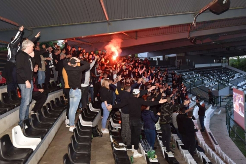 Ogled tekme na južni tribuni stadiona Fazanerija.