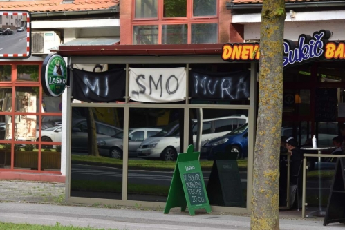 MI SMO MURA na vhodu v dnevni bar Sukič na Lendavski ulici.