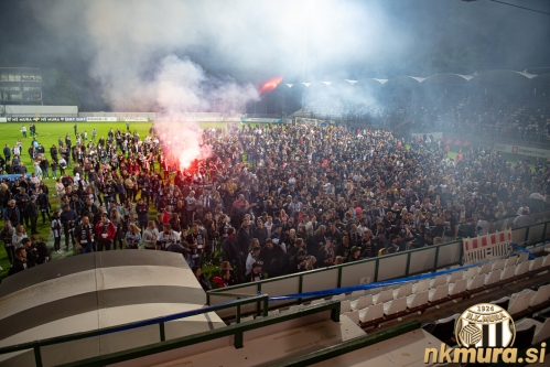 Na proslavitvi naslova se je zbralo okrog 3000 navijačev.