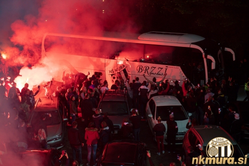 Avtobus se je komaj prebil mimo navijačev Mure. Fotografirano z južne tribune.