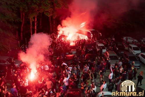 Prihod avtobusa na stadion. Fotografirano z južne tribune stadiona.