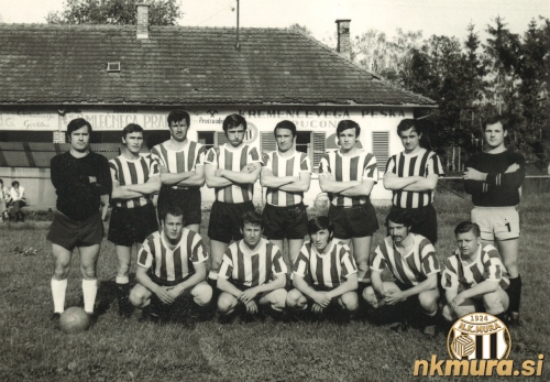 NK Mura iz leta 1967, član 1. slovenske nogometne lige. Stojijo od leve: Vlado Vrdjuka, Zlatko Tkalčec, Karel Glažar, Ervin Kerčmar, Emil Miloševič, Anton Puškarič, Ludvik Rebrica in Pihler. Čepijo: Milan Koblencer, Janez Sečko, Silvo Martinuzi, Jože Horvat in Franček Matjašec. NK Mura iz leta 1967, član 1. slovenske nogometne lige. Stojijo od leve: Vlado Vrdjuka, Zlatko Tkalčec, Karel Glažar, Ervin Kerčmar, Emil Miloševič, Anton Puškarič, Ludvik Rebrica in Pihler. Čepijo: Milan Koblencer, Janez Sečko, Silvo Martinuzi, Jože Horvat in Franček Matjašec.