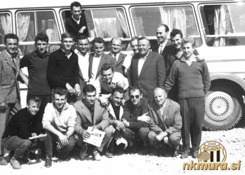 Nogometaši in vodstvo Mure pred potjo na tekmo. Zgornja vrsta: Miloševič, Martinuzi, Puškarič, Drvarič, Erjavec, Zavec, Ervin Kerčmar starejši, Aki Norčič, Vöröš, ___, Morčič, Sečko. Čepijo: Matjašec, Maučec, Vrdjuka, Jože Norčič, Skalar, Cigüt. Fotografija je nastala v 60. letih. Nogometaši in vodstvo Mure pred potjo na tekmo. Zgornja vrsta: Miloševič, Martinuzi, Puškarič, Drvarič, Erjavec, Zavec, Ervin Kerčmar starejši, Aki Norčič, Vöröš, ___, Morčič, Sečko. Čepijo: Matjašec, Maučec, Vrdjuka, Jože Norčič, Skalar, Cigüt. Fotografija je nastala v 60. letih.