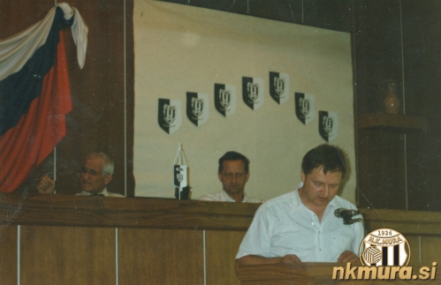 Občni zbor Mure leta 1994. V ozadju je Tugomir Frajman, za govorniškim odrom pa Ervin Kerčmar mlajši. Občni zbor Mure leta 1994. V ozadju je Tugomir Frajman, za govorniškim odrom pa Ervin Kerčmar mlajši.