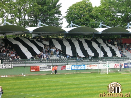 Pogled na severno tribuno. Pogled na severno tribuno.