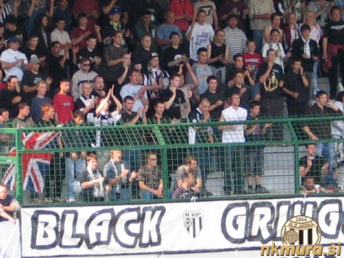 Navijaška skupina Black Gringos na severni tribuni. Navijaška skupina Black Gringos na severni tribuni.