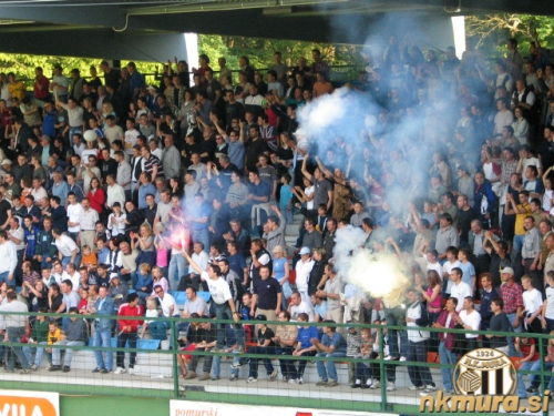 Na južni tribuni so zagorele bakle. Na južni tribuni so zagorele bakle.