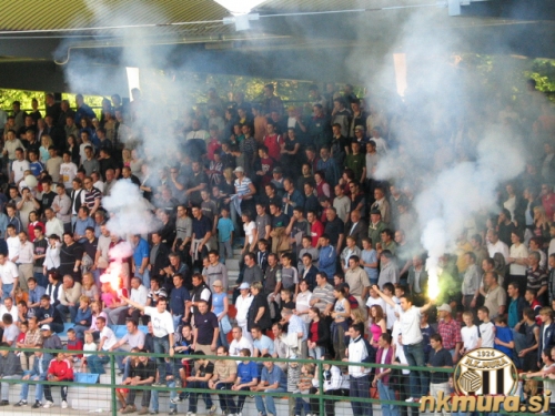 Pogled na južno tribuno. Pogled na južno tribuno.
