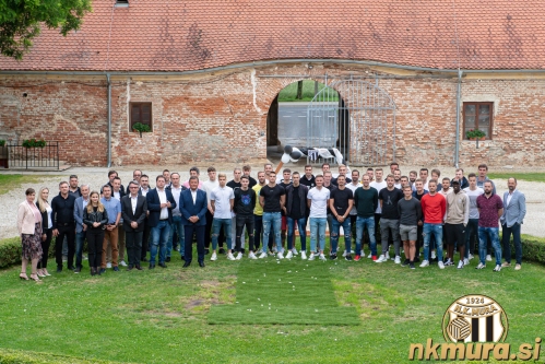 Od leve: Tamara Rantaša, dr. Jadranka Mandić (oseba medicinske stroke), Robert Celec (direktor RIS Rakičan), Denis Rajbar (športni direktor), Drago Ružič (MOMS), Janja Gomboc (maserka), Zoran Hoblaj (podžupan MOMS), Boris Cigüt (član UO), Aleš Kegelj (član UO), Leon Novak (škof evangeličanske cerkve), Stanko Prelec (član UO), Damjan Rajh (član UO), Robert Kuzmič (predsednik), Beno Štornik (član UO), Aleksander Jevšek (župan MOMS), Miran Rantaša (tehnični vodja ekipe), K. Cipot, Antolin, T. Cipot, Marič, Šumenjak, Travner, Lovrić, Gyergyek, Klepač, Filipović, Gorenc, Bobičanec, Novak (kondicijski trener), Karničnik, Mandić, Karamarko, Obradović, Maruško, Žiga Kovač (fizioterapevt), Žižek, Brkić, Damjan Ošlaj (pomočnik trenerja), Kous, Kozar, Šturm, Pucko, Simić, Zalokar, Horvat, Tadej Kuster,  Đurak, Ouro, dr. Tadej Ratnik (zdravnik), Erniša, Aleš Luk (trener vratarjev), Damir Čontala (trener U17) in Ante Šimundža (trener).
