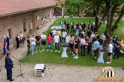 Druženje je potekalo v Raziskovalno izobraževalnem središču dvorec Rakičan. Zbrane je nagovoril župan Aleksander Jevšek.