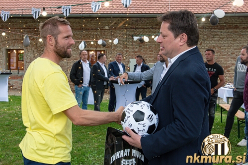 Predsednik Robert Kuzmič se je zahvalil Juretu Travnerju za njegov doprinos k Muri. Predal mu je spominsko darilo.