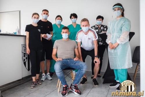 Skupinska fotografija zdravstvenih delavcev in Murašev v prostorih kluba. Skupinska fotografija zdravstvenih delavcev in Murašev v prostorih kluba.