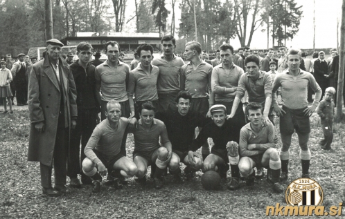 NK Mura v 50. letih. Stojijo od leve: Feri Zelko (trener), Anton Puškarič, Bojan Skalar, Alojz Drvarič, Stevo Dozet, Boris Potočnik, Aki Norčič, Feri Kološa, Janez Sečko. Čepijo: Ludvik (Lali) Norčič, Slavko Zorec, Alojz Cak, Štefan Morčič, Feri Maučec.