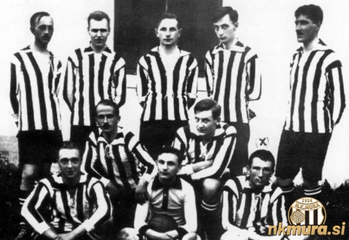 SK Mura iz leta 1925. Stojijo: Emil Šimon, Franc Perkič, Koloman Keresturi, Laci Kardoš, Franc Ramovš. Srednja vrsta: Ludvik Norčič, Koloman Györi. Spodnja vrsta: Edi Gregorič, Franc Čenar, Ciril Hočevar.