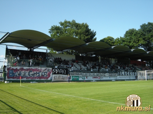 Navijaška skupina Black Gringos je izobesila transparent PRVAKI 10.6.2006. Navijaška skupina Black Gringos je izobesila transparent PRVAKI 10.6.2006.