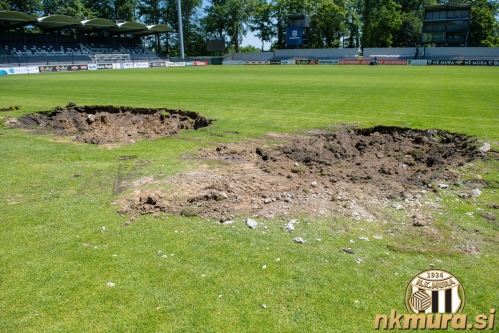 Beton, ki je bil okrog prostora za rezervne igralce in 4. sodnika so odstranili. Beton, ki je bil okrog prostora za rezervne igralce in 4. sodnika so odstranili.
