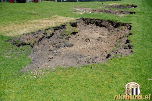 Beton, ki je bil okrog prostora za rezervne igralce in 4. sodnika so odstranili. Beton, ki je bil okrog prostora za rezervne igralce in 4. sodnika so odstranili.