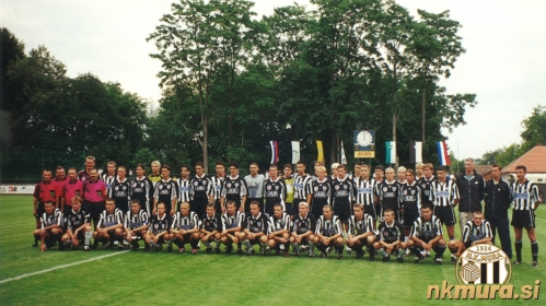 Skupinska fotografija pred pričetkom tekme. Nogometaši Mure od leve: Luk, Ristić, Grizold, Vogrinec, Gajser, Bagola, Nikčević, Gabor, Talaber, S. Žilavec, Sabotin, Benko, Slavic, Celcar, Mesarič, Šnurer, Dominko, Kamnik, Erniša. Čepijo: Cifer, Vogrinčič, Lukič,  Prednik, D. Žilavec in  Petrovič. Skupinska fotografija pred pričetkom tekme. Nogometaši Mure od leve: Luk, Ristić, Grizold, Vogrinec, Gajser, Bagola, Nikčević, Gabor, Talaber, S. Žilavec, Sabotin, Benko, Slavic, Celcar, Mesarič, Šnurer, Dominko, Kamnik, Erniša. Čepijo: Cifer, Vogrinčič, Lukič,  Prednik, D. Žilavec in  Petrovič.