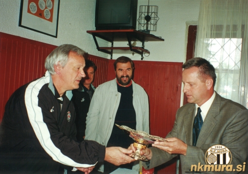 Slavko Drljaća (marketing Partizana), Ljubiša Tumbaković (trener Partizana), Geza Farkaš (član UO), Tugomir Frajman (predsednik) Slavko Drljaća (marketing Partizana), Ljubiša Tumbaković (trener Partizana), Geza Farkaš (član UO), Tugomir Frajman (predsednik)