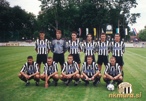 Začetna enajsterica Partizana. Stojijo od leve: Ivić, Radiša Ilić, Delibašić, Trobok, Gerasimovski in Rašović. Čepijo: Ćirković, Iliev, Peković, Saša Ilić in Duljaj. Začetna enajsterica Partizana. Stojijo od leve: Ivić, Radiša Ilić, Delibašić, Trobok, Gerasimovski in Rašović. Čepijo: Ćirković, Iliev, Peković, Saša Ilić in Duljaj.
