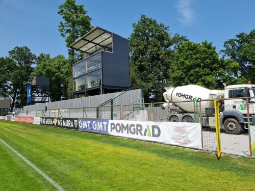 Pogled na vzhodno tribuno. Pogled na vzhodno tribuno.