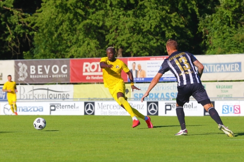 Marin Karamrko poskuša zaustaviti igralca Rostova.