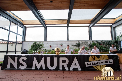 Poslovna konferenca Mure. Sedijo od leve: Robert Kuzmič (predsednik), Stanko Prelec (tiskovni predstavnik), Aleš Kegelj (direktor Mure)