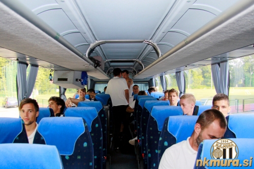 V avtobusu pred stadionom. V avtobusu pred stadionom.