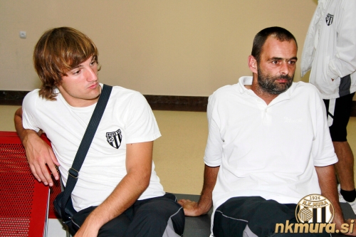 Leon Sreš in Sebastijan Starovasnik na letališču. Leon Sreš in Sebastijan Starovasnik na letališču.