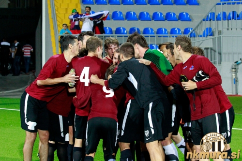 Zadovoljstvo nogometašev Mure po remiju. Zadovoljstvo nogometašev Mure po remiju.